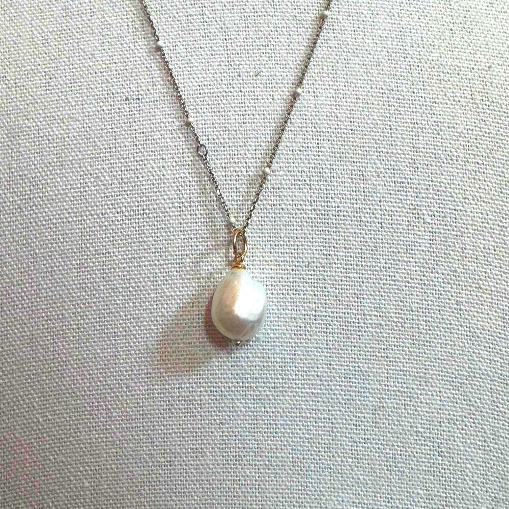 Necklace Gold Single Pearl Pendant 17" long Minimalist Preppy Jewelry Classic
